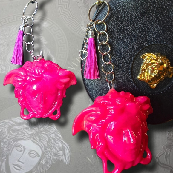 🆕️La Medusa Hot Pink Bag Charm / Keychain with Heart Charm & Pink Tassle - Picture 3 of 16